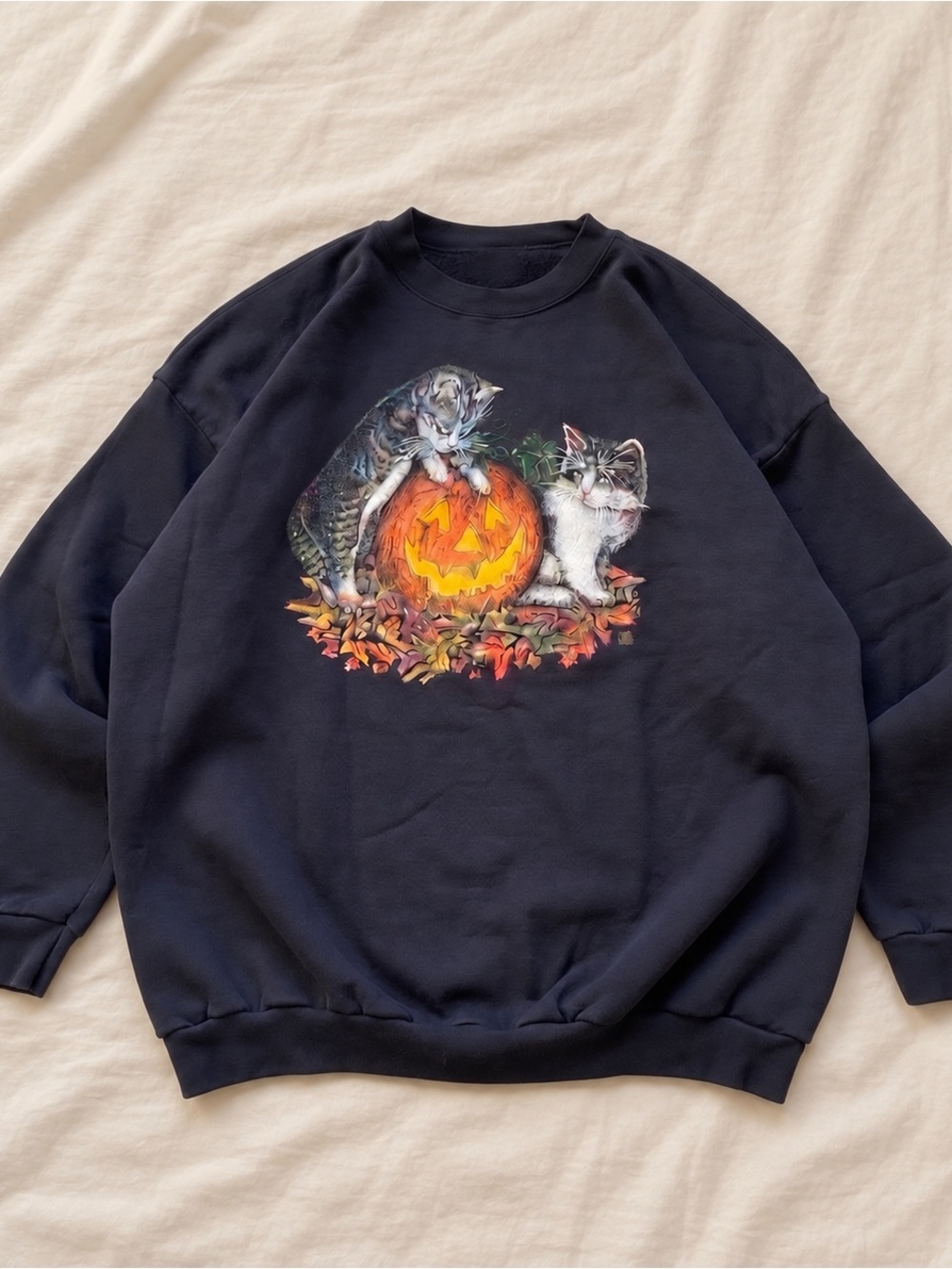 Gildan Reprint Black Sweatshirt with Cats & Jack-o'-Lantern Graphic